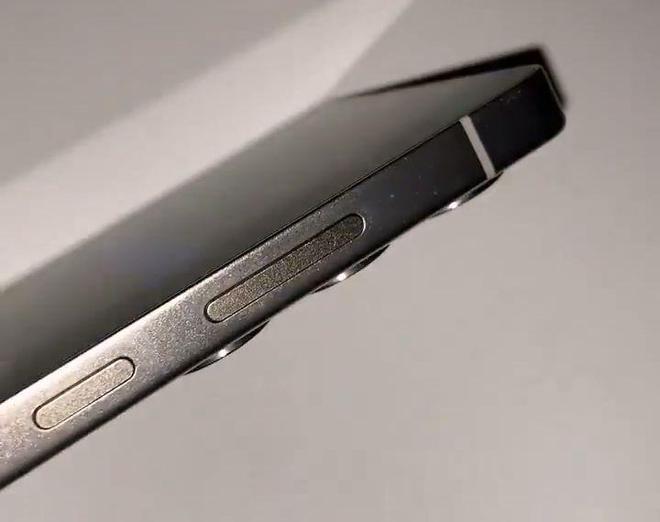 三星 Galaxy S25 Ultra 手機真機首曝：邊角更圓潤、邊框更窄