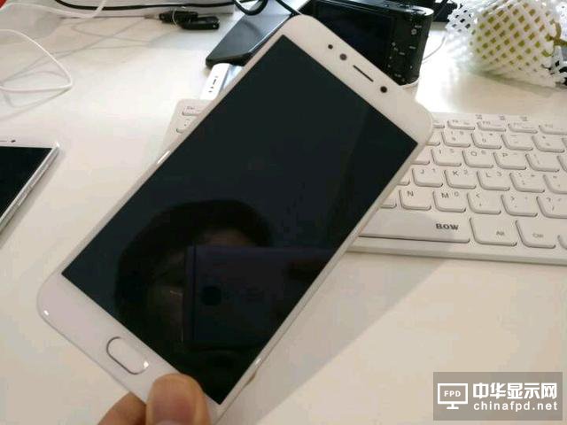 魅藍新機諜照首次曝光 傳首配雙攝像頭