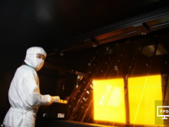 一個月一艘航母 中國面板市場砸出了什么？